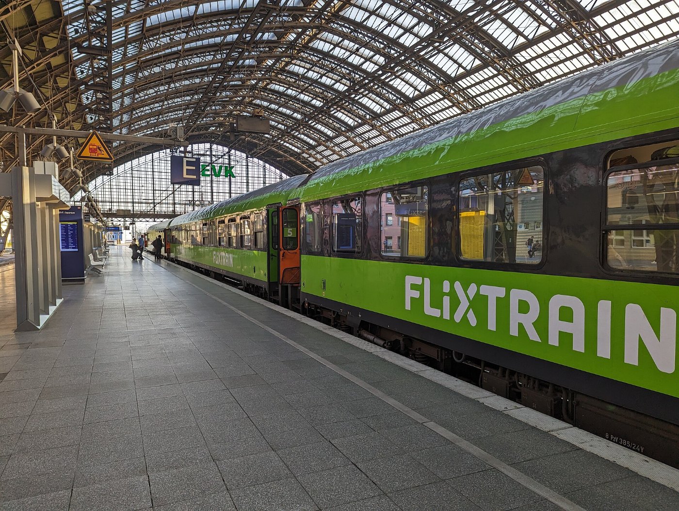 Flixtrain am Bahnsteig