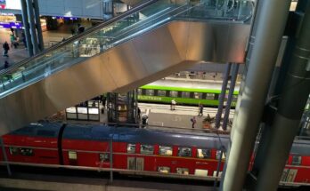 Flixtrain im Berliner Hauptbahnhof (tief)