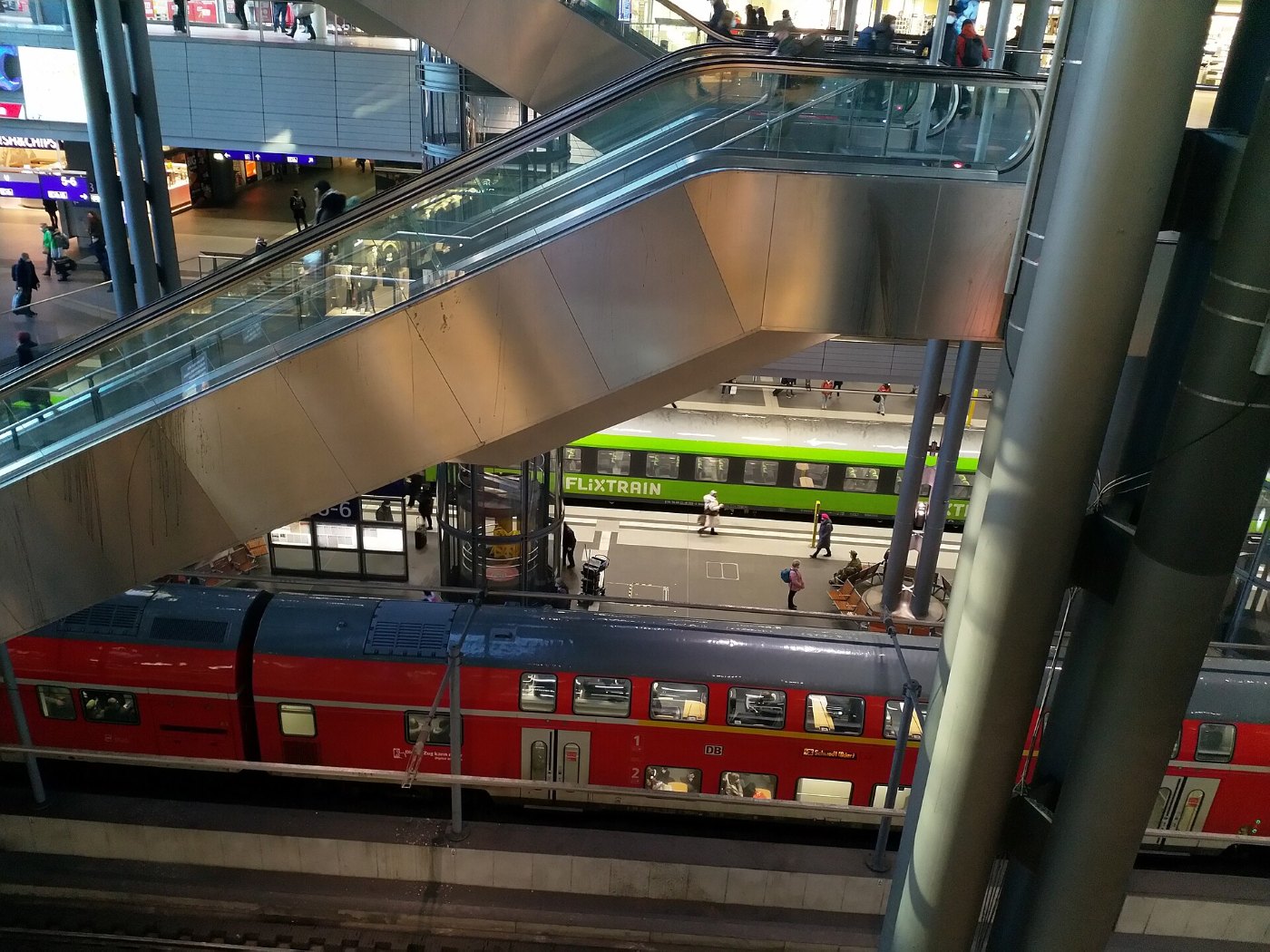Flixtrain im Berliner Hauptbahnhof (tief)