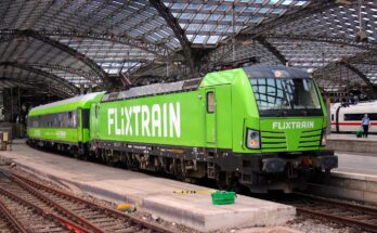 Flixtrain verlässt den Kölner Hauptbahnhof
