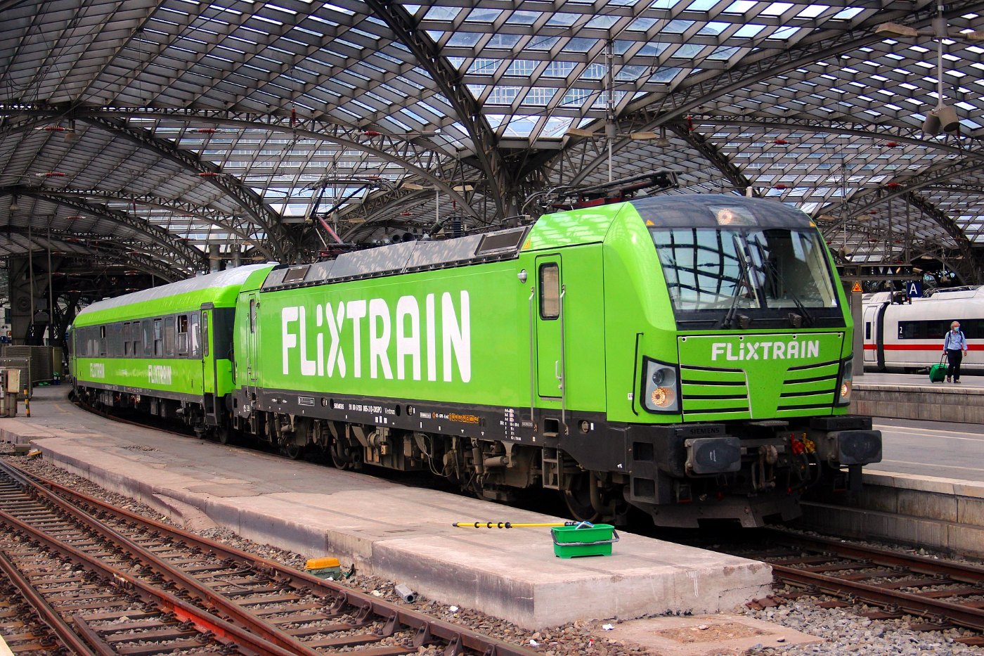 Flixtrain verlässt den Kölner Hauptbahnhof