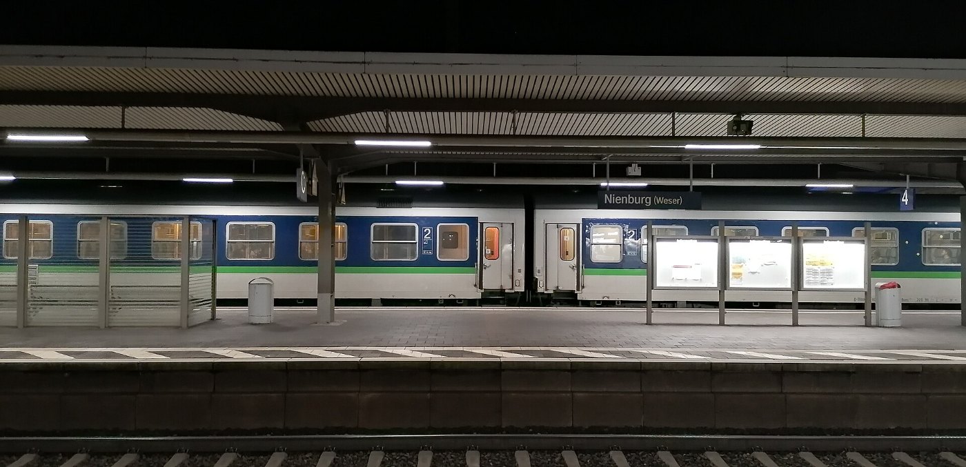 Flixtrain im Bahnhof Nienburg