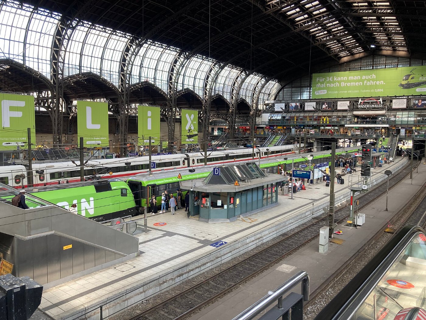 Flixtrain-Werbung im Hamburger Hauptbahnhof