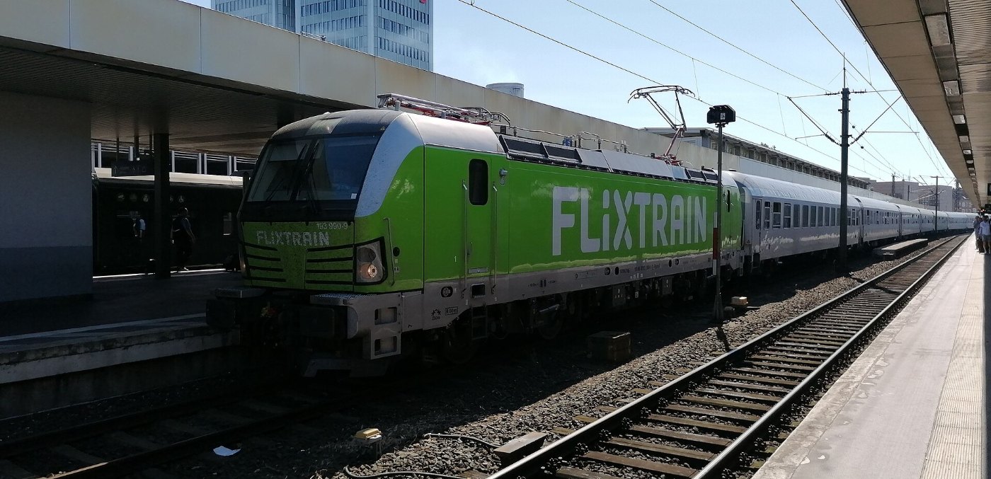 Vectron mit Flixtrain im Hannoveraner Hauptbahnhof