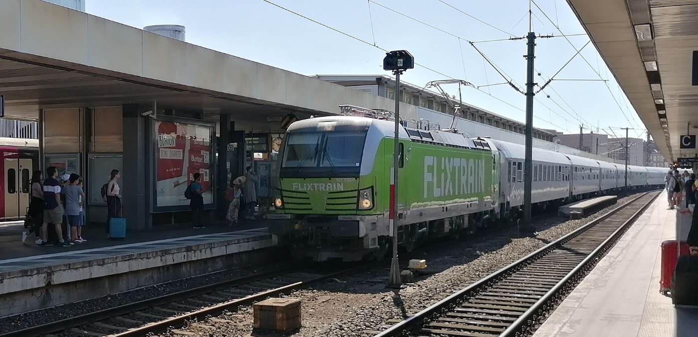 Vectron mit Flixtrain im Hannoveraner Hauptbahnhof