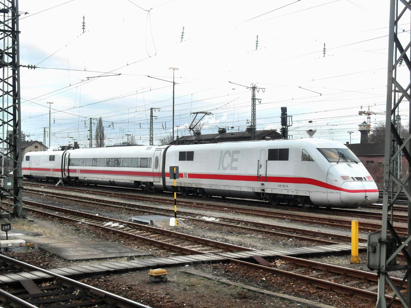 ICE am Bahnsteig im Mannheimer Hauptbahnhof