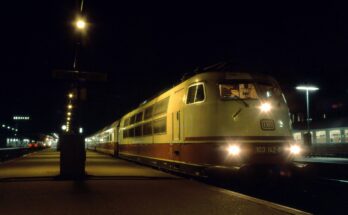 Baureihe 103 mit Intercity in Koblenz