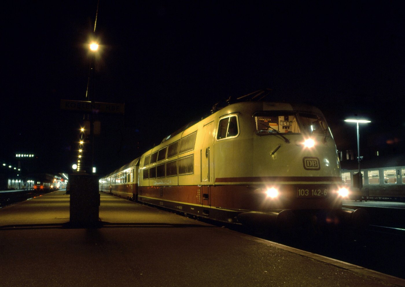 Baureihe 103 mit Intercity in Koblenz