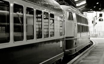 Baureihe 103 mit Intercity im Kölner Hauptbahnhof