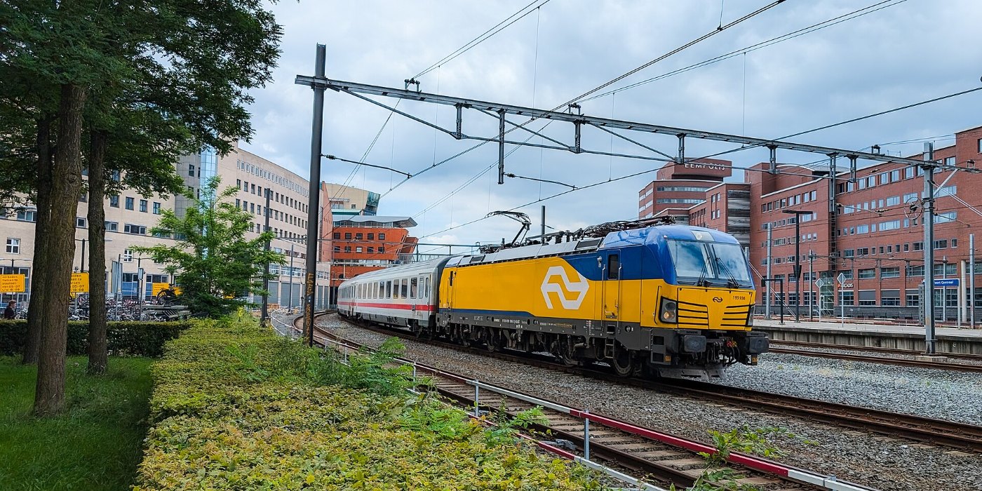 Vectron-Lok mit Intercity nach Berlin