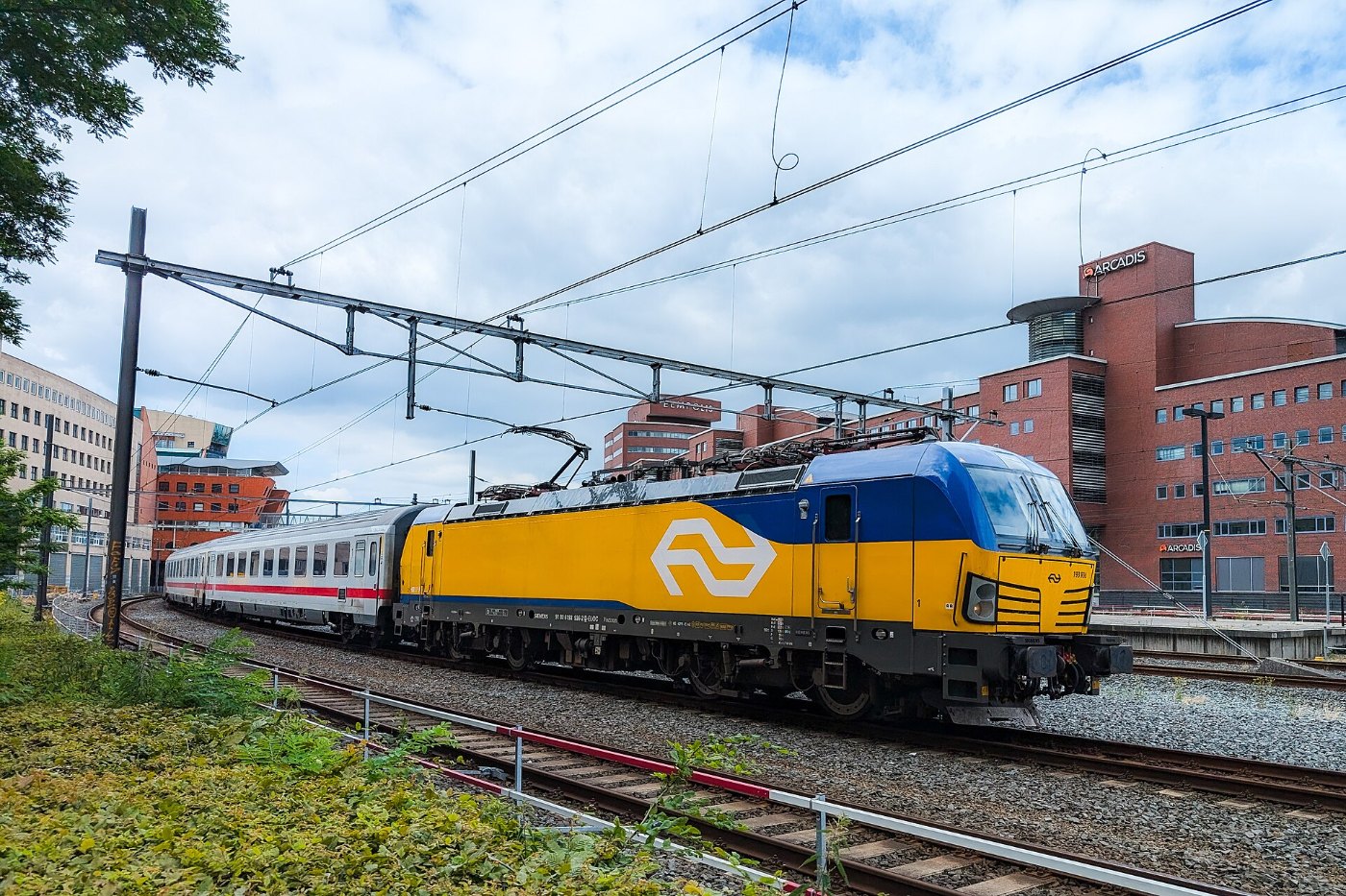 Vectron-Lok mit Intercity nach Berlin