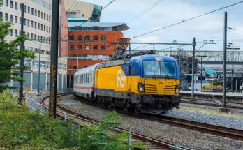 Vectron-Lok mit Intercity nach Berlin