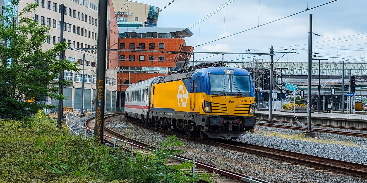 Vectron-Lok mit Intercity nach Berlin
