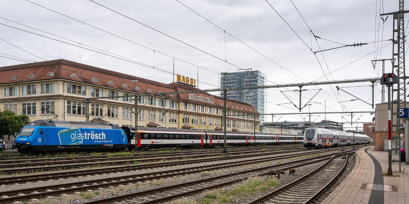 Intercitys im Bahnhof Singen