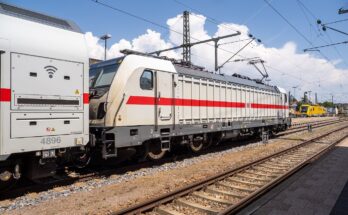 Lok 147 schiebt einen Intercity