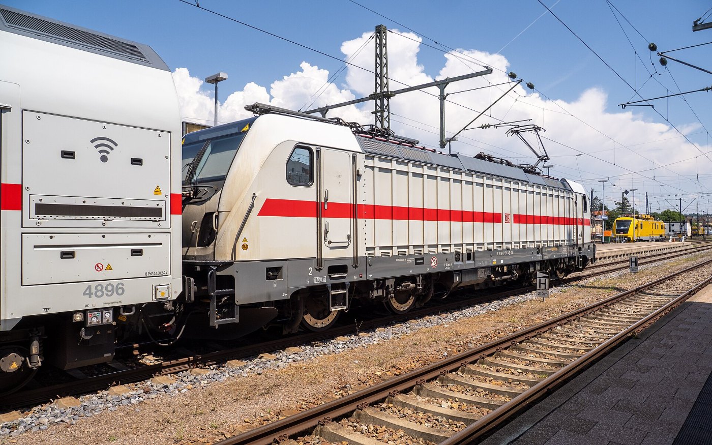 Lok 147 schiebt einen Intercity
