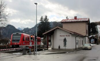 Regionalzug am Bahnhof Fischen