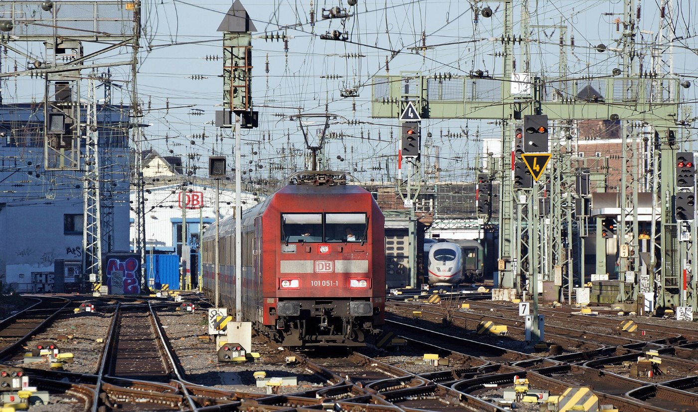 Baureihe 101 im Kölner Hauptbahnhof
