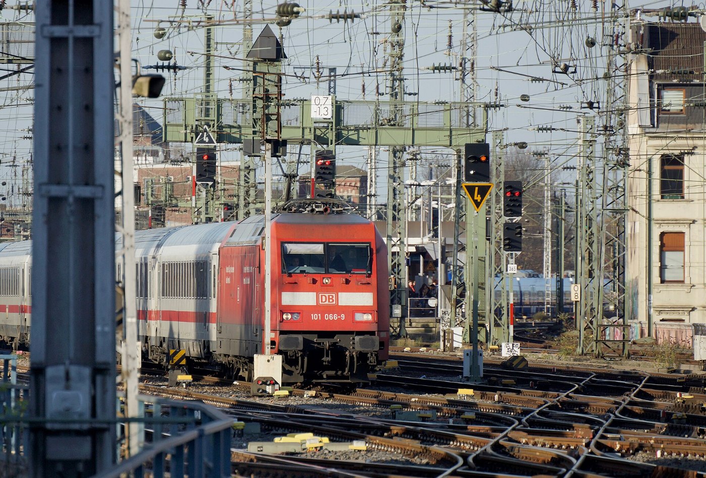 Baureihe 101 im Kölner Hauptbahnhof