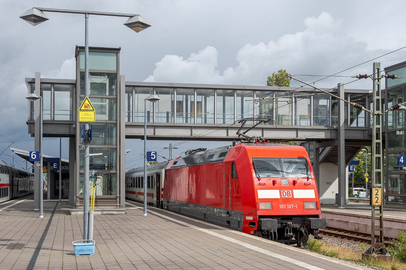 Baureihe 101 mit Intercity in Emden