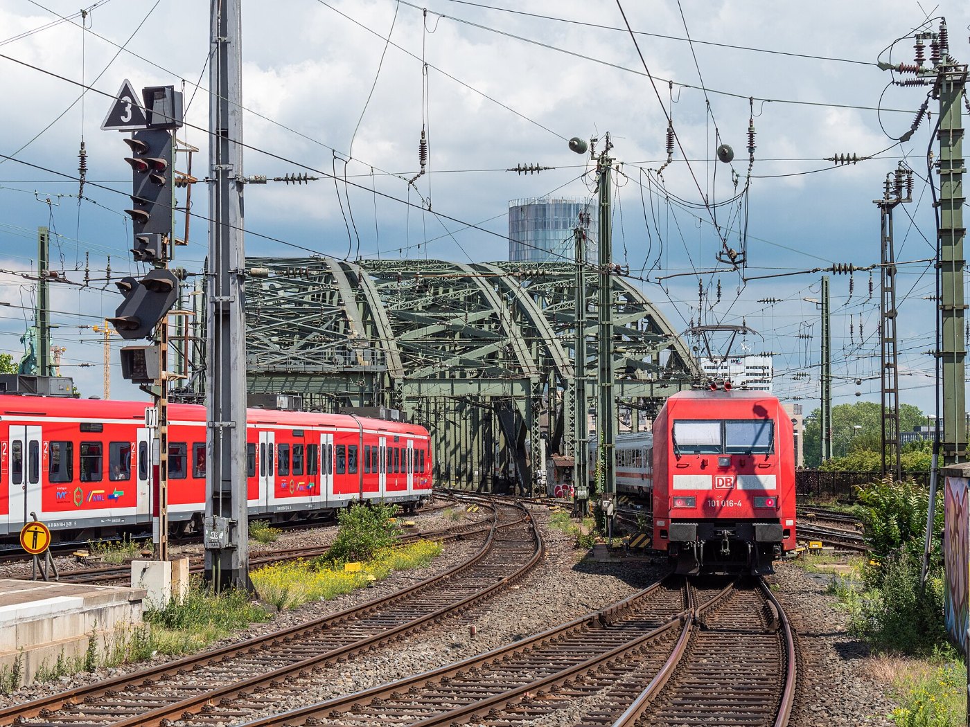 Baureihe 101 mit Intercity in Köln