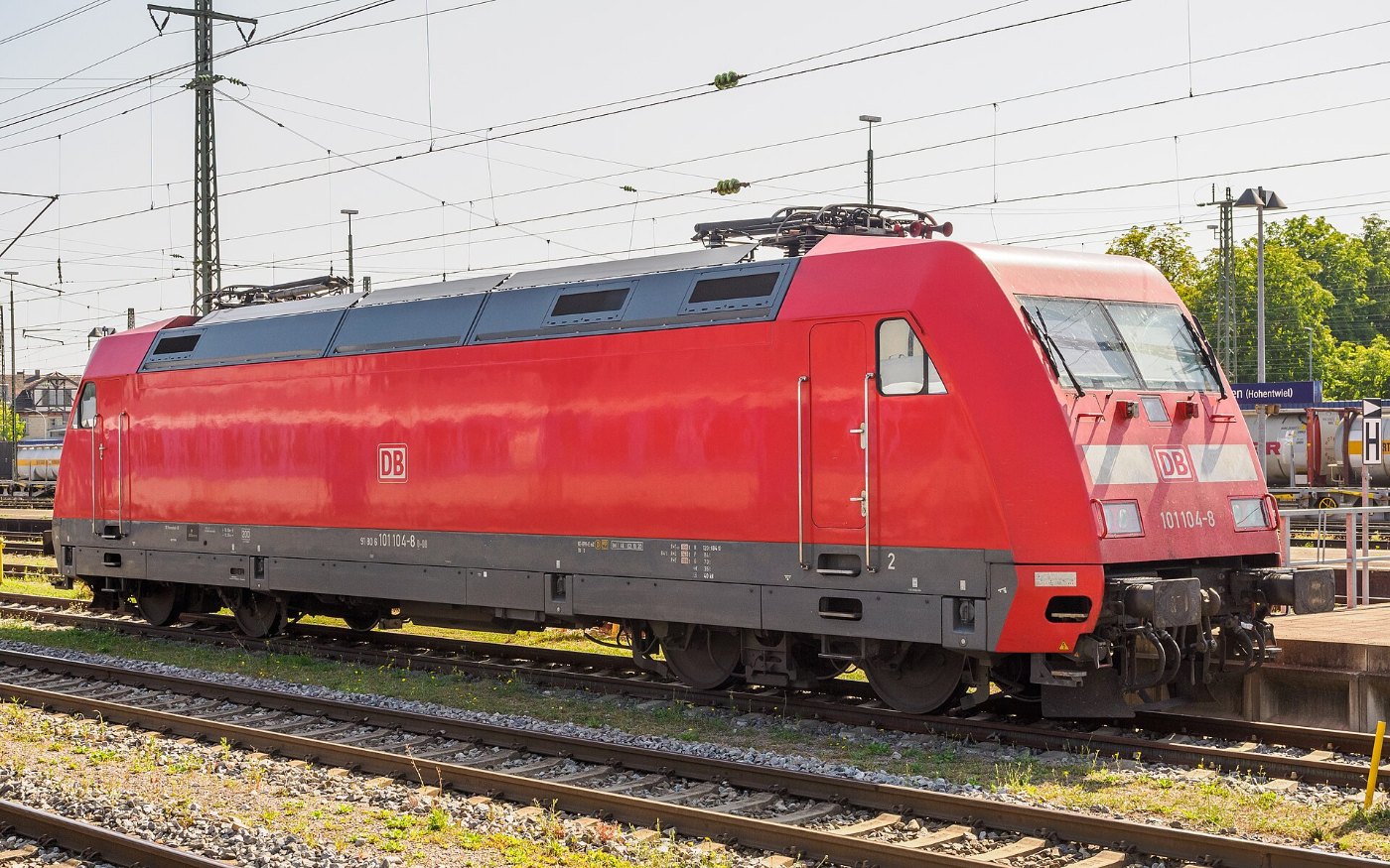 Baureihe 101 im Bahnhof Singen