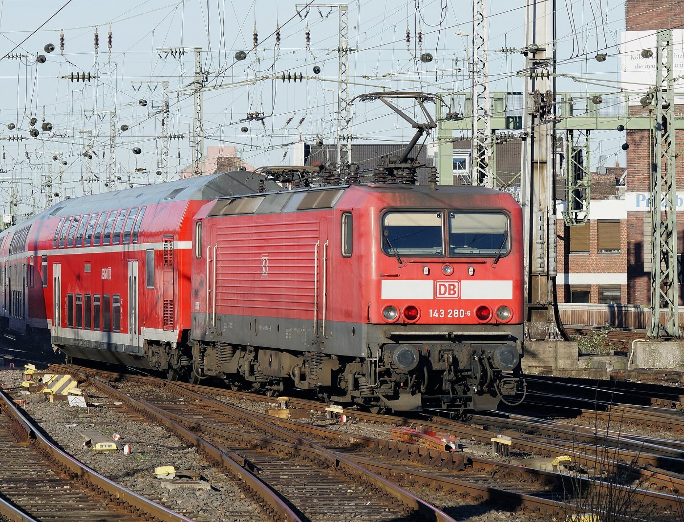 Baureihe 143 im Kölner Hauptbahnhof