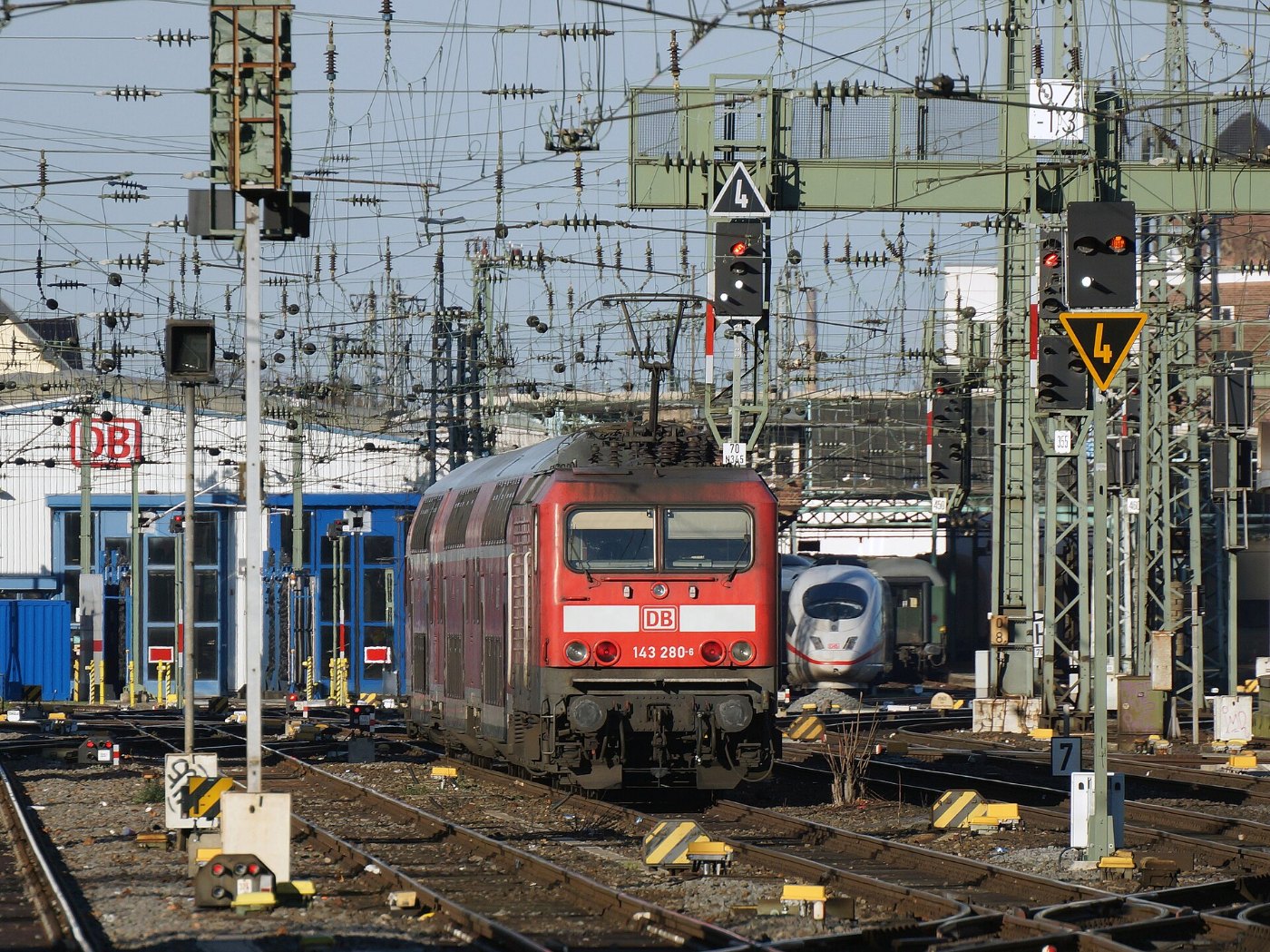 Baureihe 143 im Kölner Hauptbahnhof