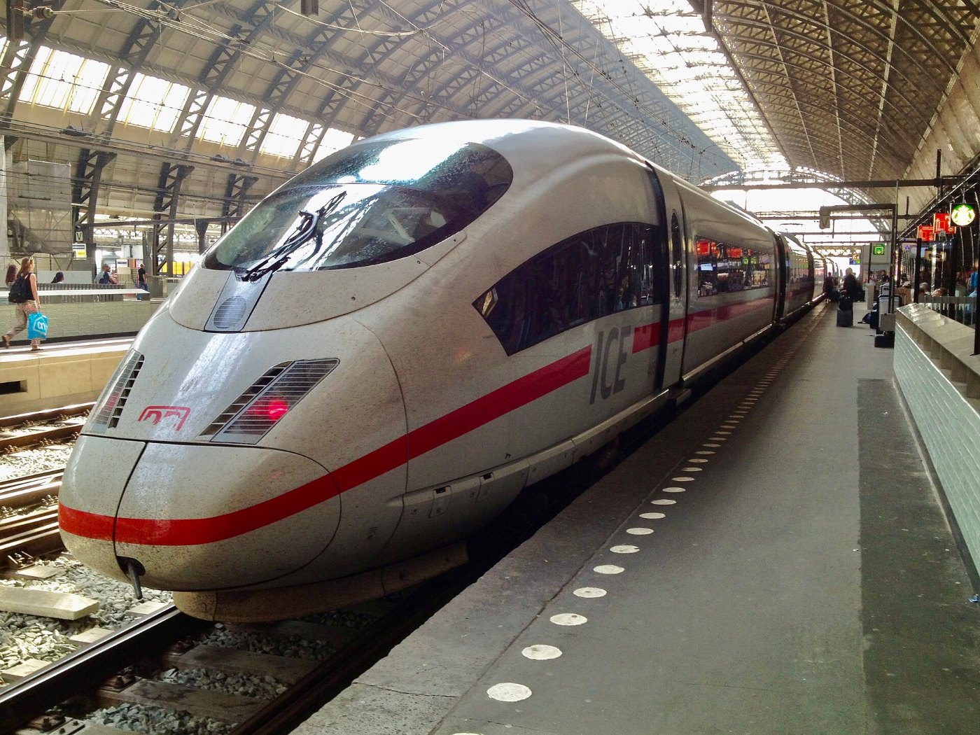 ICE 3 der Deutschen Bahn am Bahnsteig