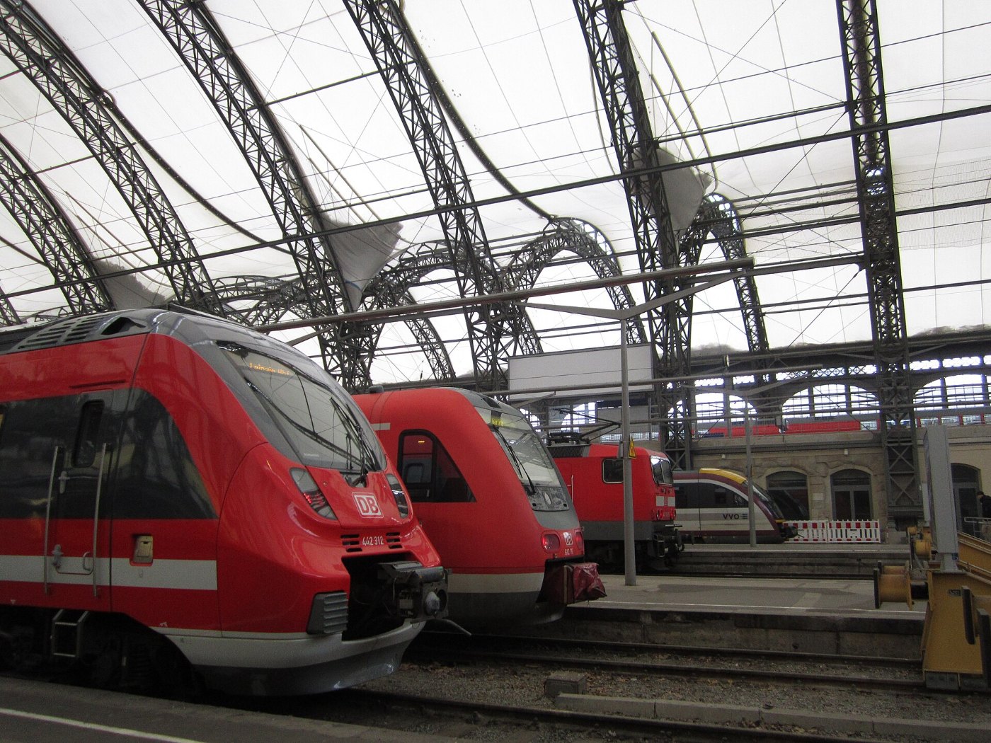 Züge im Dresdner Hauptbahnhof
