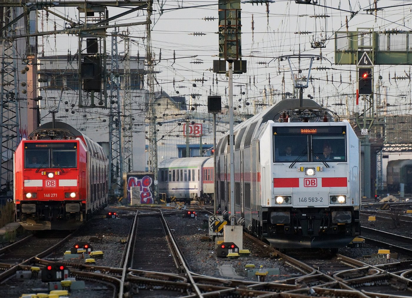 Zwei Loks der Baureihe 146 in Köln