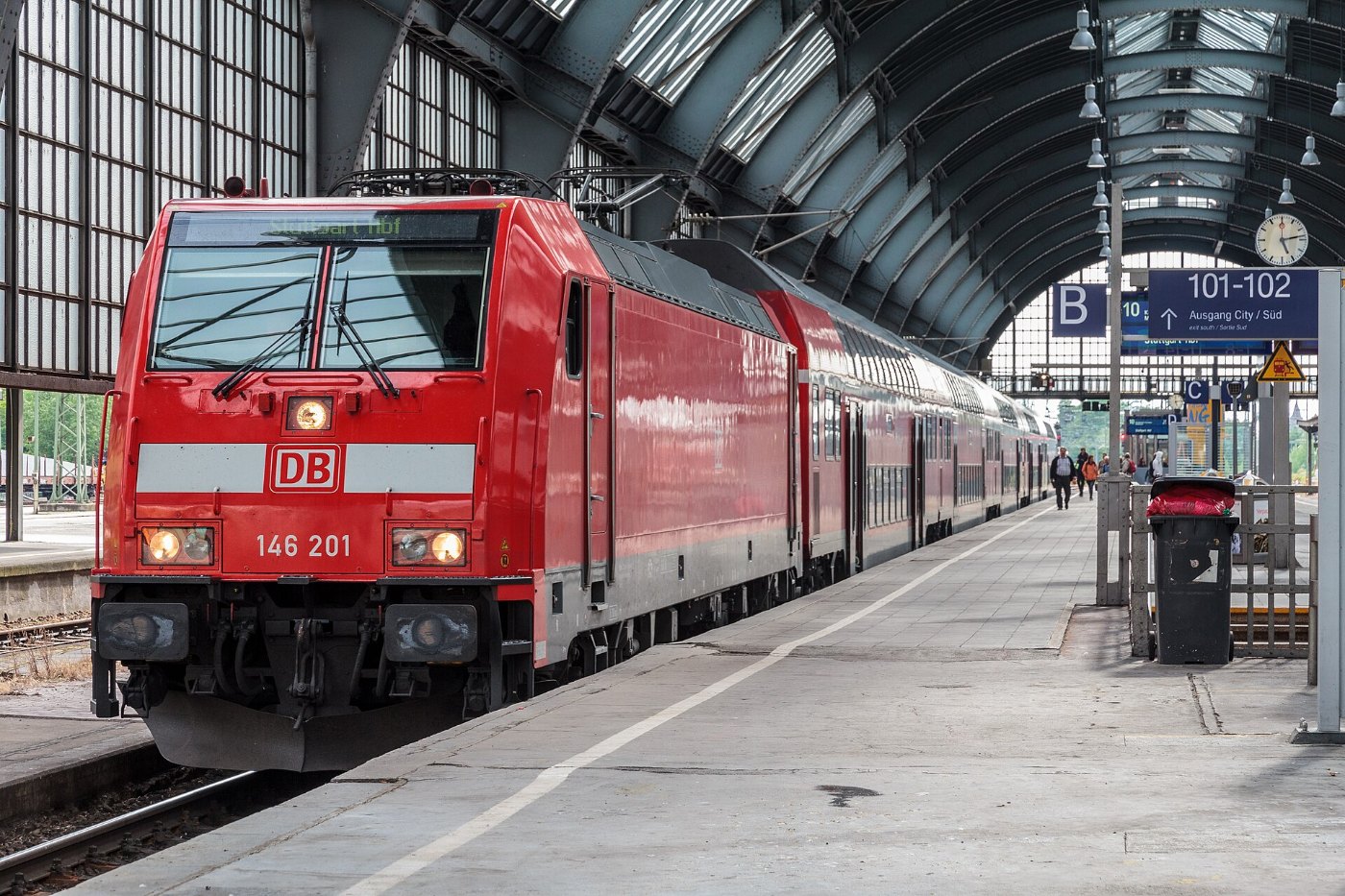 Baureihe 146 mit Zug nach Stuttgart in Karlsruhe