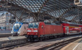 Regionalzüge unter der Bahnsteigüberdachung in Köln