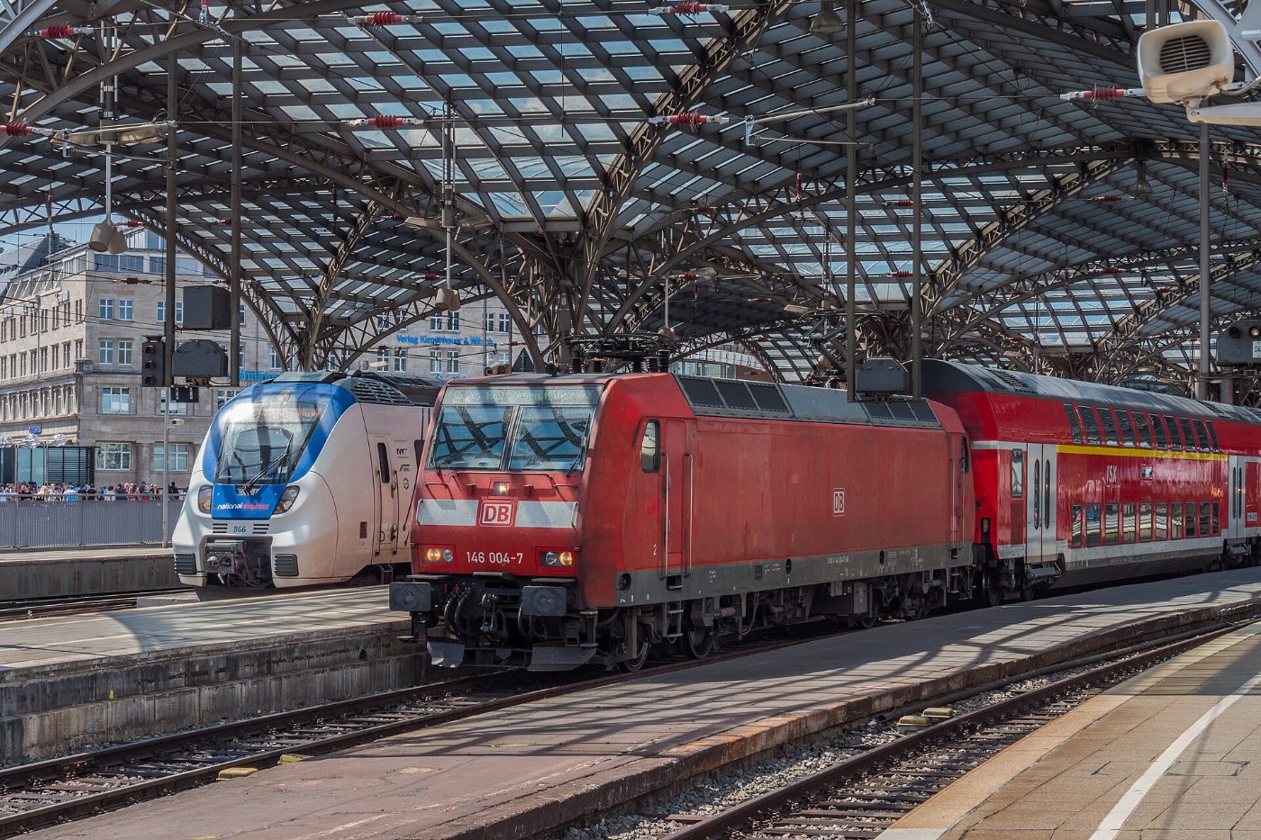 Regionalzüge unter der Bahnsteigüberdachung in Köln