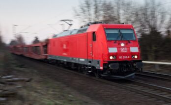Baureihe 185 mit Güterzug bei Ahlem