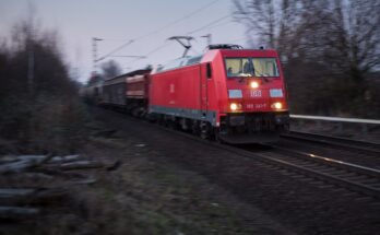 Baureihe 185 mit Güterzug bei Ahlem