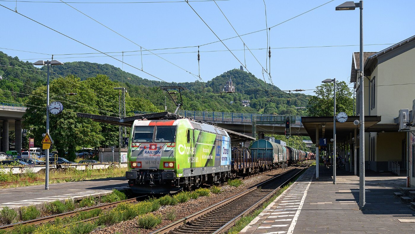 Baureihe 185 mit Güterzug in Königswinter