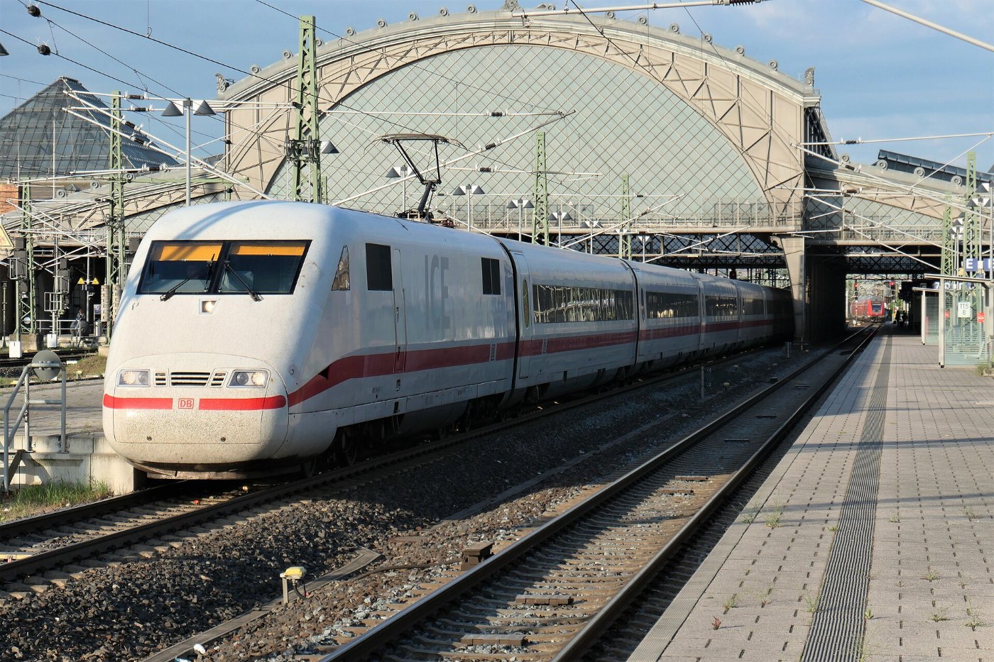ICE 1 im Bahnhof Dresden-Neustadt