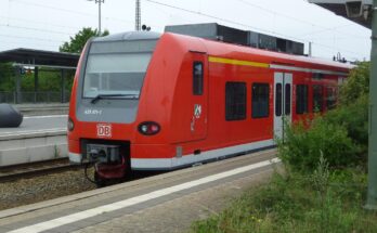 Baureihe 425 im Bahnhof Nienburg
