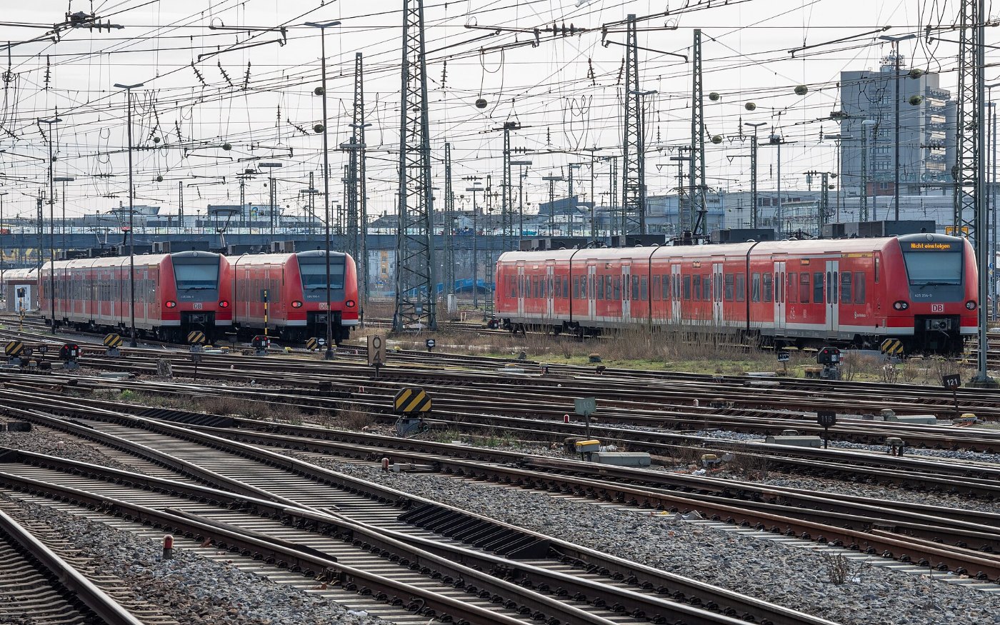Gleisfeld mit Baureihe 425 in Mannheim
