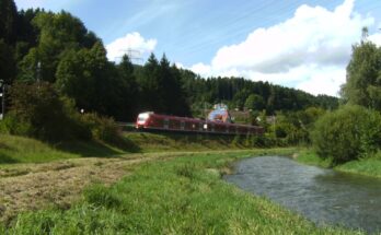 Regionalexpress der Baureihe 425 auf der Gäubahn