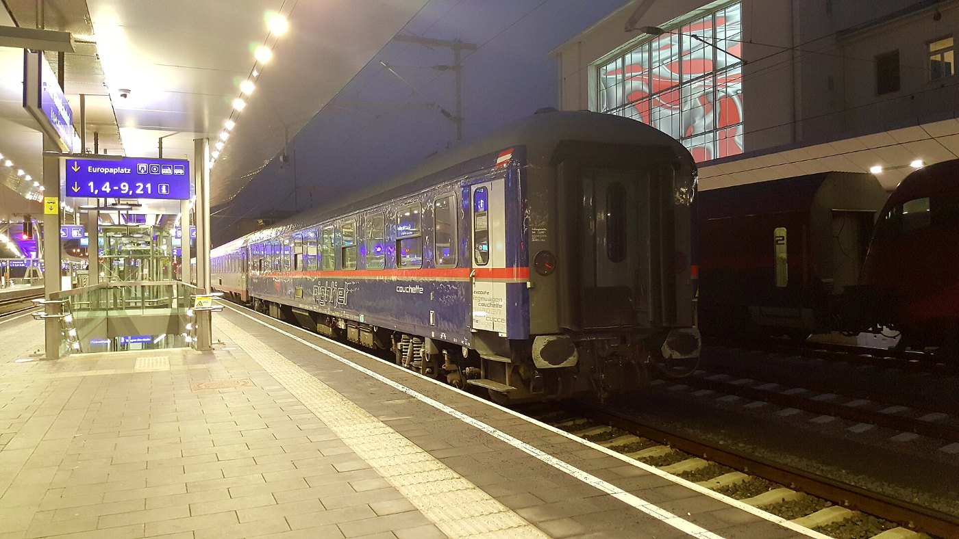 Nightjet-Nachtzug am Bahnsteig