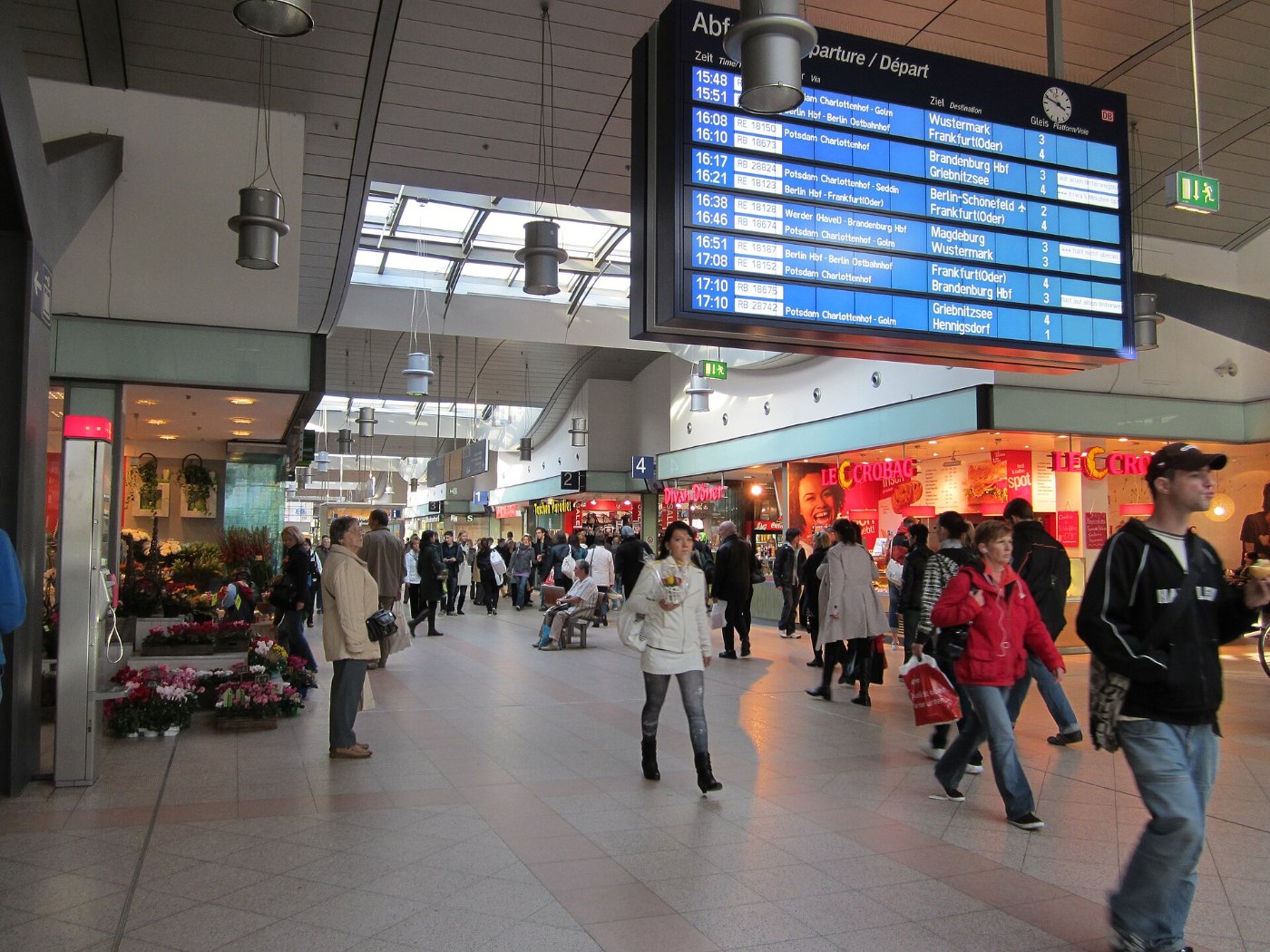Potsdam Hbf main concourse Oct 2011
