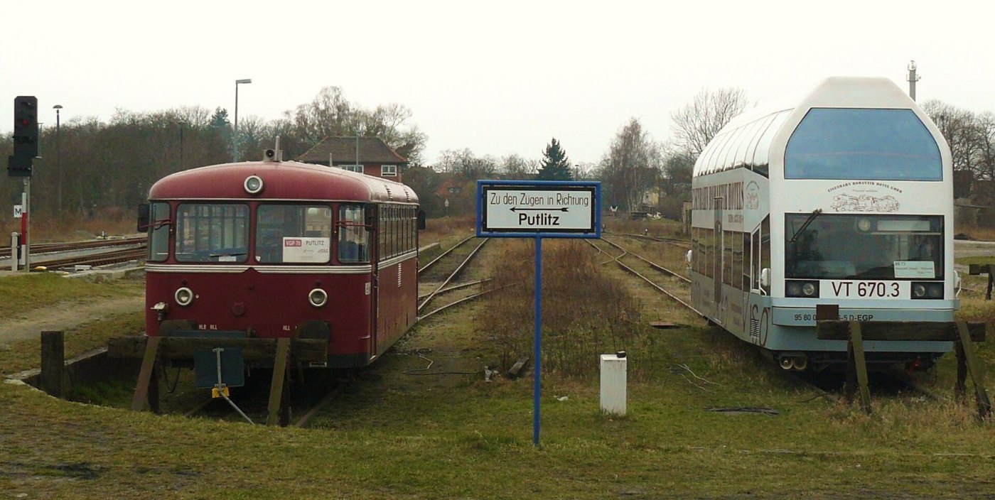 Bahnhof Pritzwalk (4) VT 670.3 and Ferkeltaxi