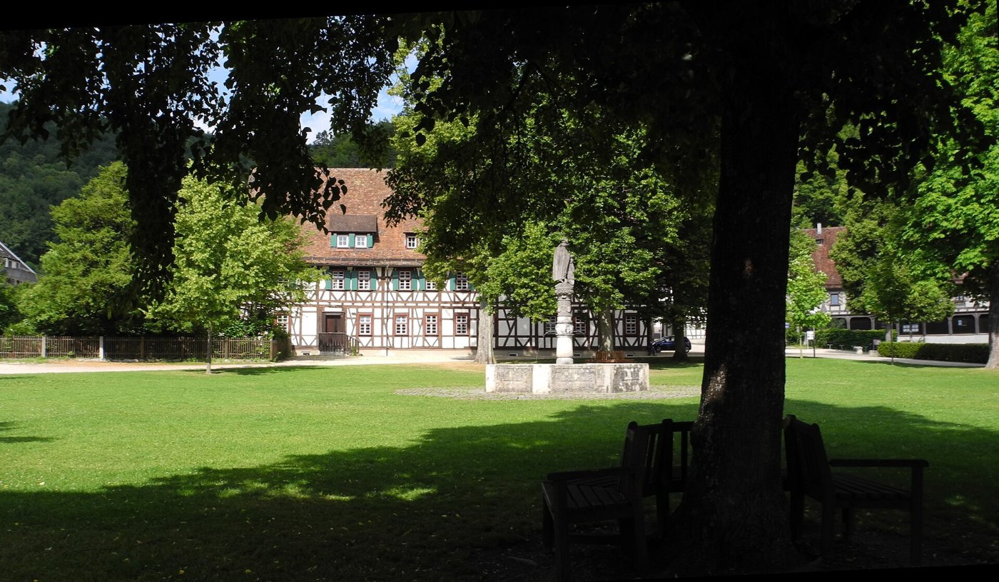 Blaubeuren Fachwerkhaus mit Brunnen im Klosterhof