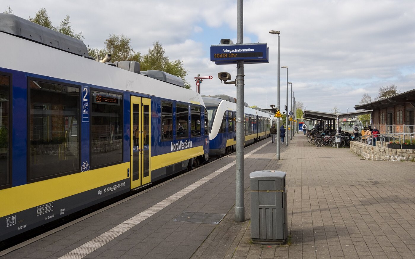 Diesel Triebzug der NordWestBahn hält in Cloppenburg (2023)
