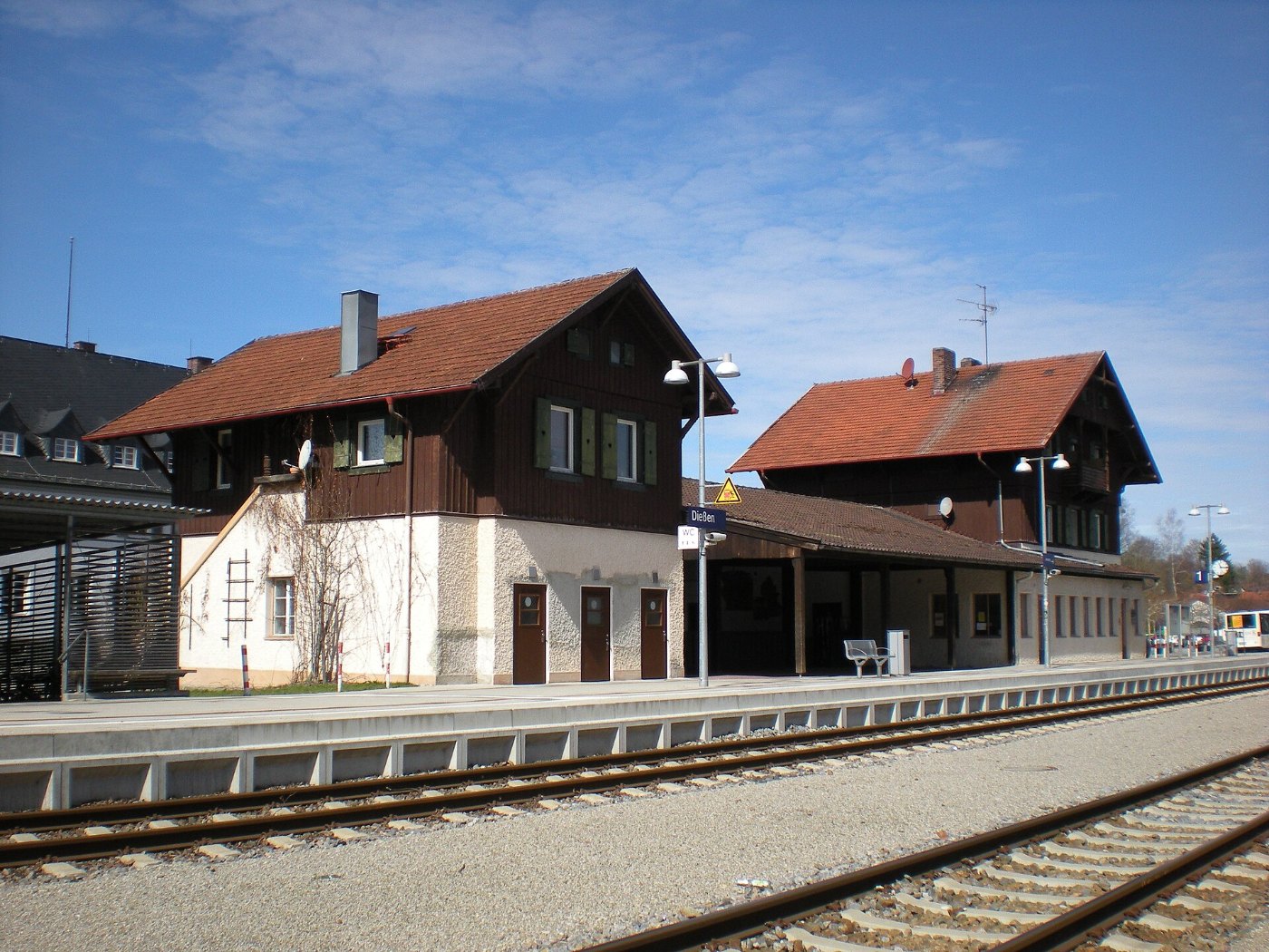 Bahnhof Dießen Empfangsgebäude Gleisseite