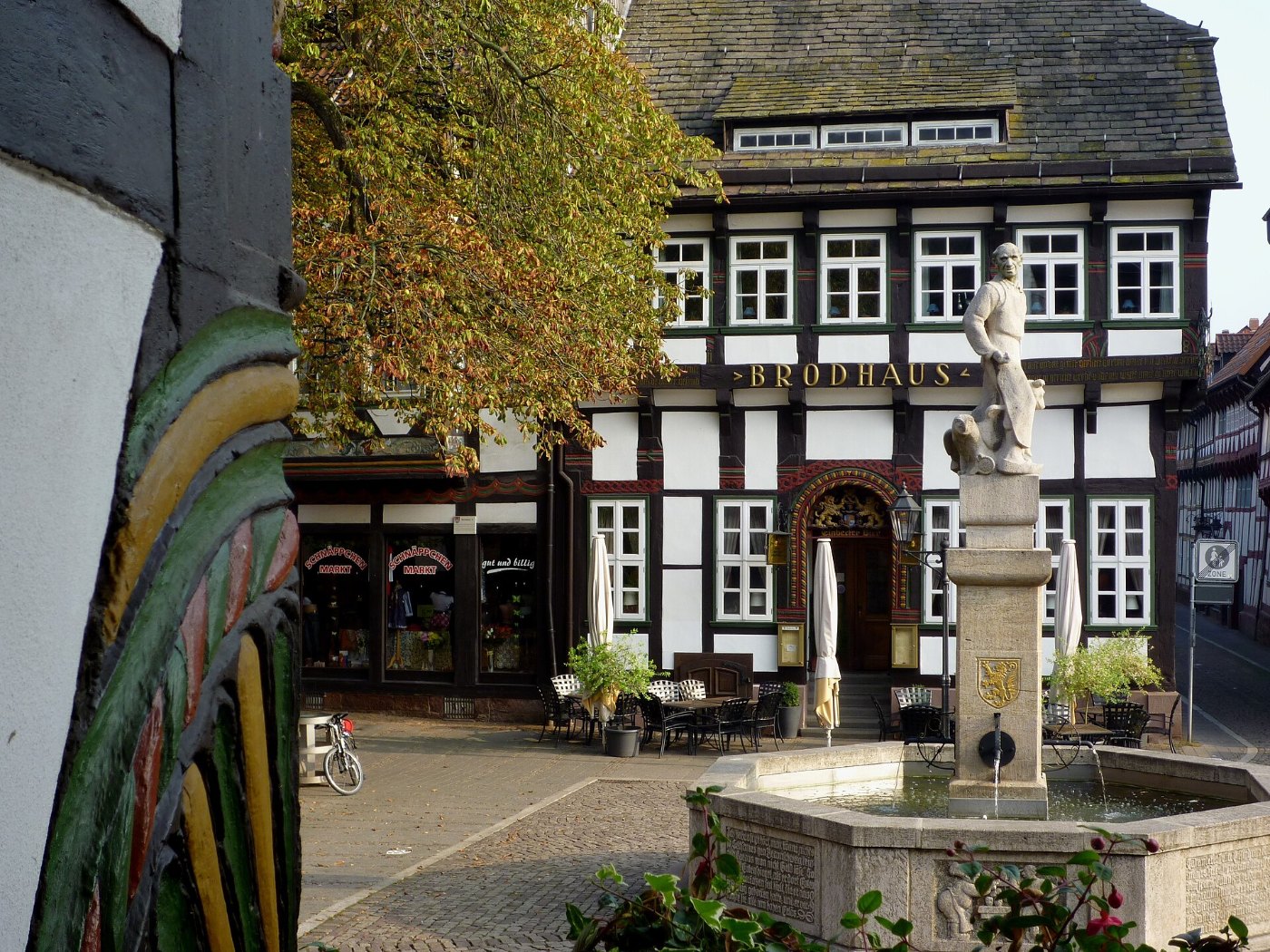 Einbeck Brodhaus, 1540 1600 Fachwerk, mit Brunnen02