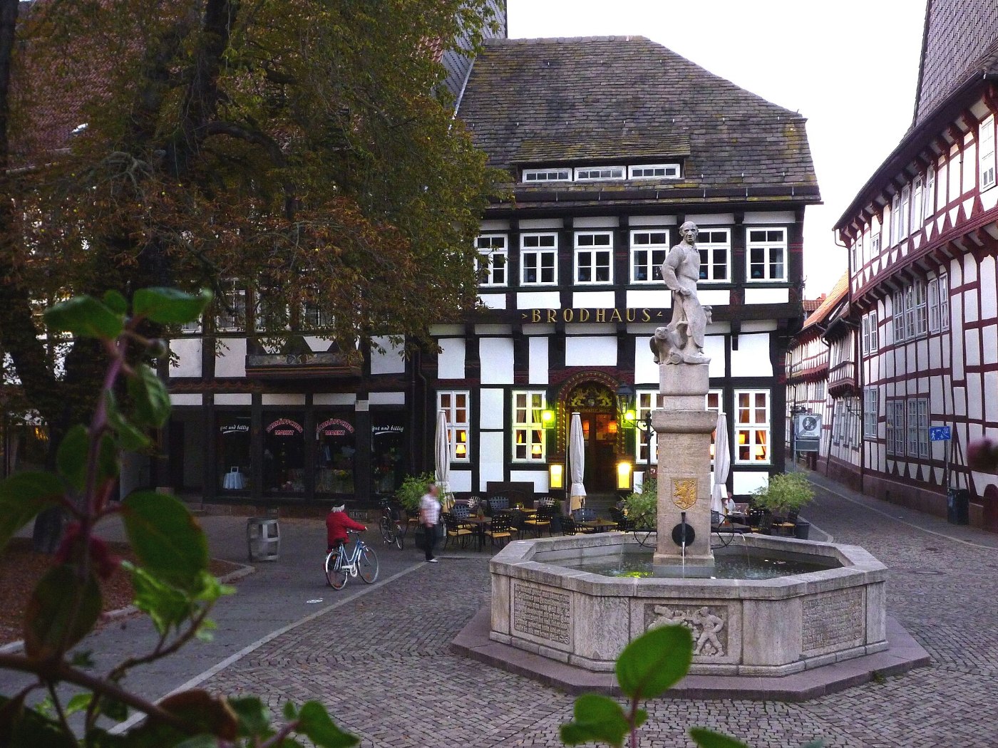 Einbeck Brodhaus, 1540 1600 Fachwerk, mit Brunnen