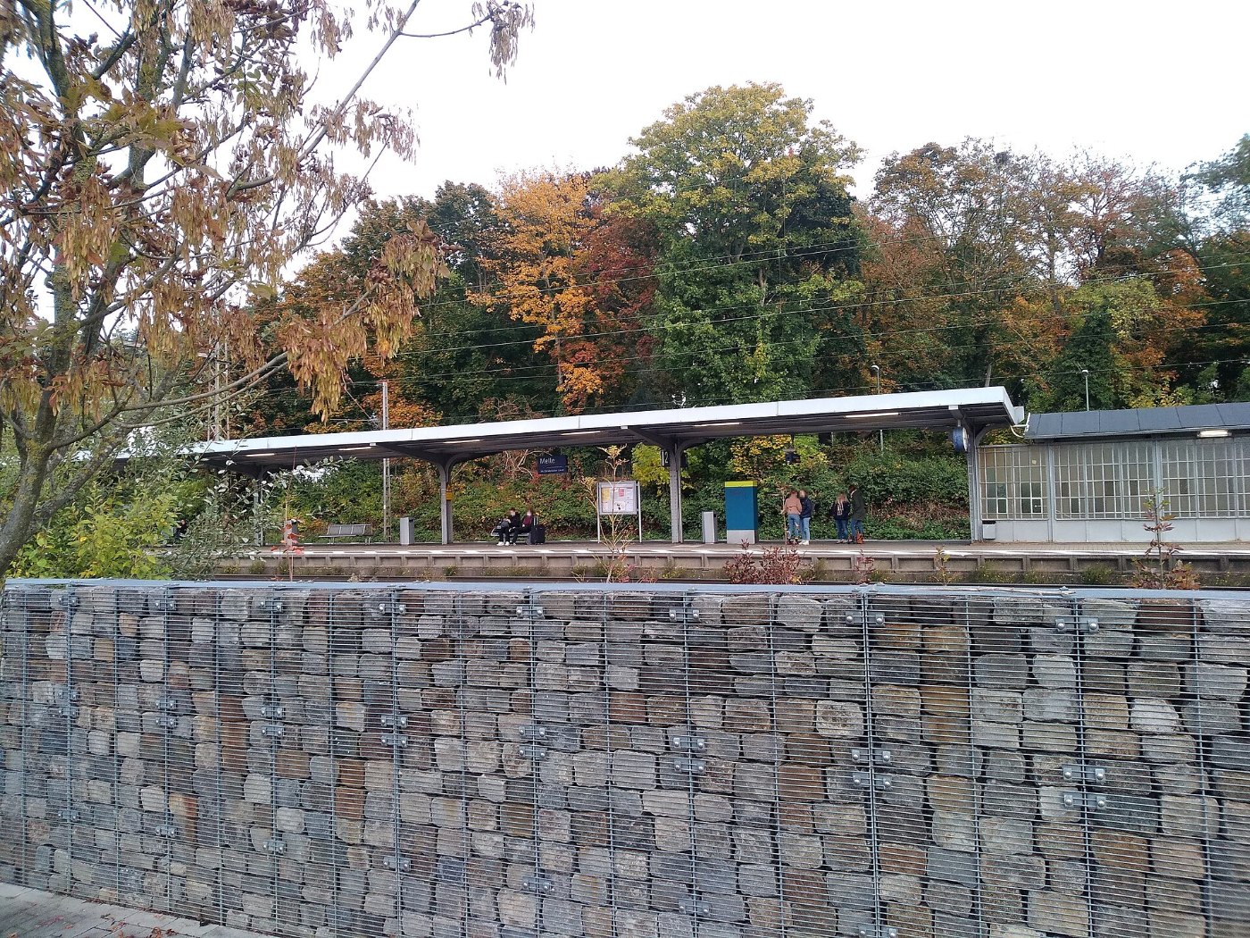 Bahnhof Melle • Bahnsteig vom Vorplatz aus gesehen